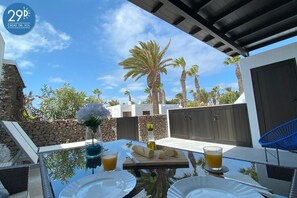 Al fresco dining under the pergola