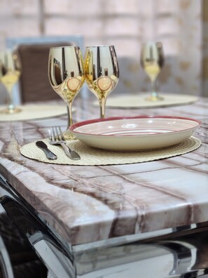 Dining area ( 6 chairs maximum)