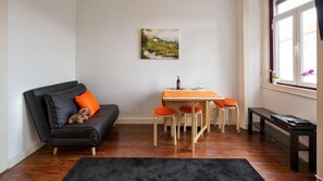 The living room has a comfortable sofa and a spacious dining area.
#portugal #pt #sintra