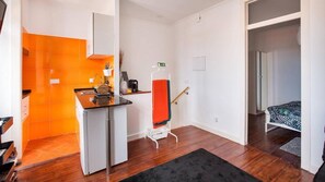 The kitchenette is equipped with all the basic utensils and appliances.
#kitchen #portugal #pt #sintra