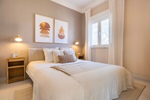 The bedroom has a comfortable bed, with quality linens! Perfect for restful nights #comfort #rest #portugal #pt #aroeira