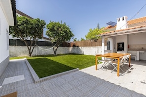 An amazing outdoor area, with a hammock and a dining area.
#outdoor #garden #portugal #pt #aroeira