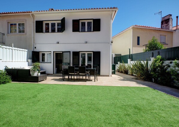 Welcome to our lush garden getaway! Kick off your shoes, sink into the green spaces, and let the good vibes flow. This is the spot to relax, unwind, and soak up the sunshine with your favorite people by your side. #pt #portugal #lisbon #relax #unwind