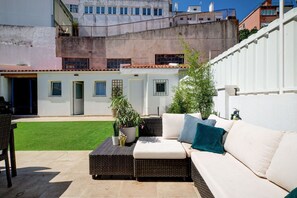 Sink into the embrace of a spacious and cozy sofa and grab your favorite drink, as you create unforgettable moments with your cherished ones. #pt #portugal #lisbon #cozy #memorable