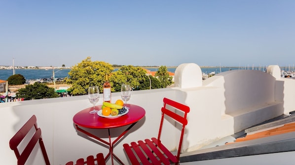 Sip your favorite drink, savor the stunning view with your loved ones by your side and create the perfect moments #pt #portugal #alhgarve #stunningview #memorable