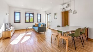 Spacious living area with a AC unit and dinning area for 6 people #bright #AC