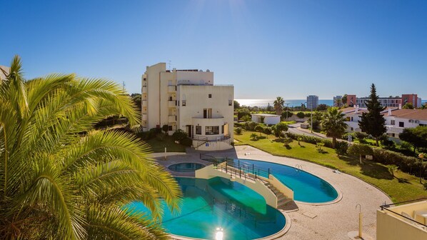 This apartment provides you this swimming pool, to enjoy your holidays while you cool off! #pool #sunny