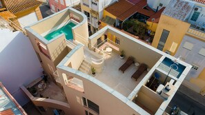Enjoy the warm sun as you immerse yourself in a refreshing swim on this serene rooftop  #pt #portugal #algarve #serene #beautiful #refreshing #rooftop