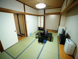 ・ [Example of Japanese-style room 7.5 tatami mats] You can stretch your legs and relax.