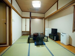 ・ [Example of Japanese-style room 7.5 tatami mats] All rooms are equipped with unit baths!