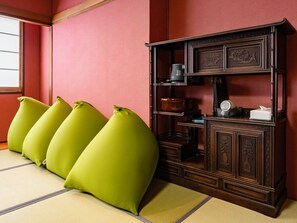 ・【Japanese-style room 12.5 tatami】Equipped with a kettle, so you can enjoy tea at your leisure