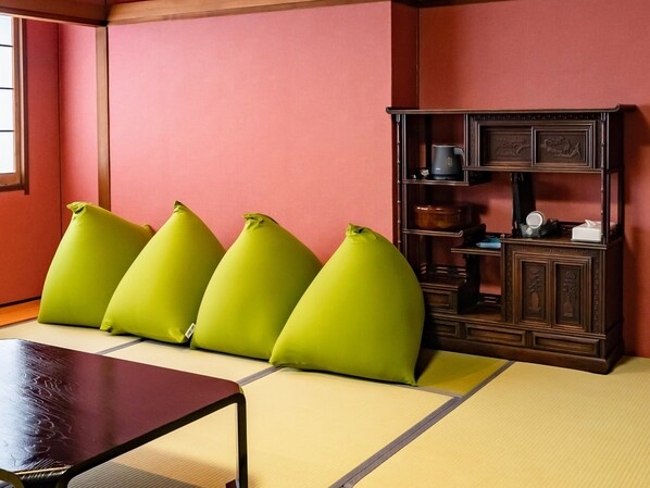 ・[Japanese-style room 12.5 tatami mats] Lean back on a bead cushion in a tatami room ◇ Spend a relaxing time