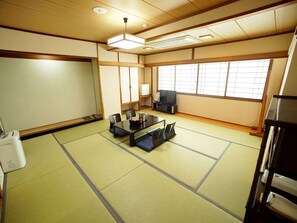 ・ [Japanese-style room 12.5 tatami mat example] You can relax in the tatami space.