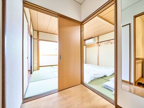 ・[Japanese-style room S] This room can accommodate up to 7 people. Great for use on group trips, etc.