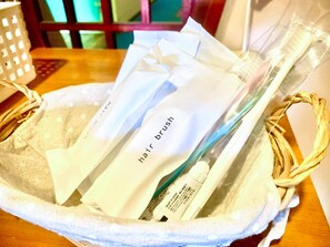 ・[Amenities] We provide towels, bath towels, toothbrush sets, etc.