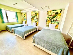 ・[Triple] Can accommodate up to 5 people with 3 semi-double beds and 2 extra beds♪