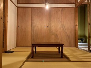 Relax in a small Japanese-style room