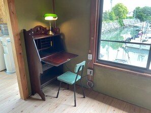 A retro desk that can also be used in the business scene