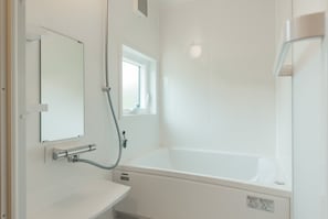 A bathroom where you can stretch your legs and relax. Refresh yourself with Togakushi's soft water.