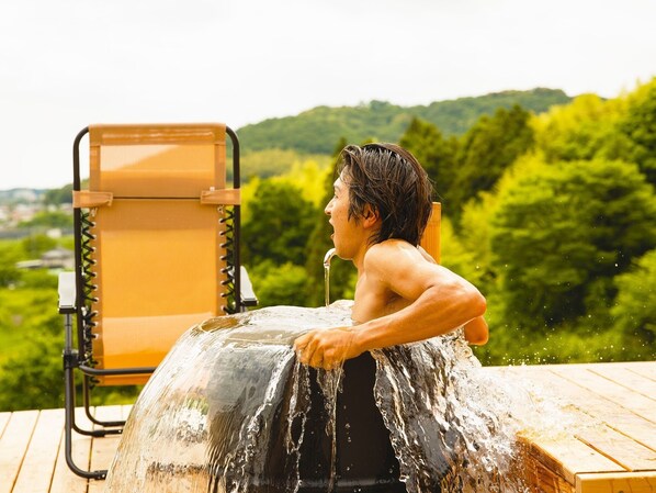 Outdoor spa tub