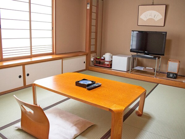 ・Japanese-style room (6 tatami mats) A spacious Japanese-style room will soothe your fatigue.