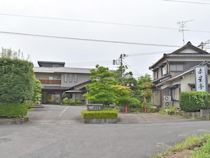 ・Exterior: Located in a residential area, it is very quiet and you can sleep soundly.