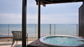 A private jacuzzi overlooking Toyama Bay