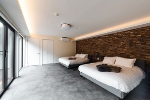 Bedroom (2 Queen Beds)
