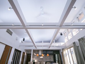 Maximum ceiling height is approximately 4m