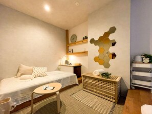 ・[MUKAISHIMA-] Refrigerator and electric kettle are also provided.