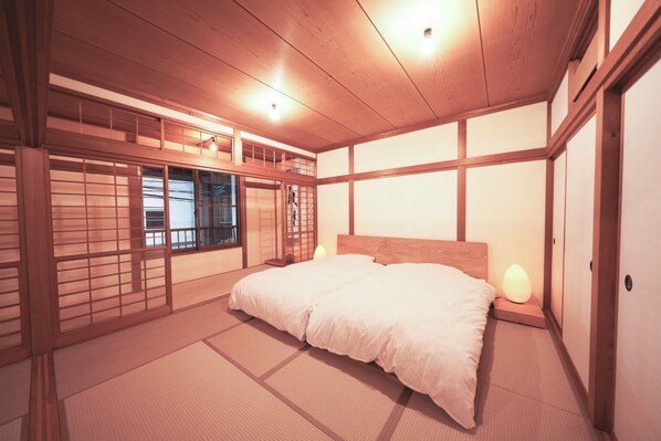 Bedroom: 2 semi-double beds and 4 futons