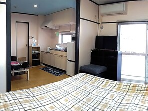 ・[Room 403/Bedroom] You can see the ocean from the room window.