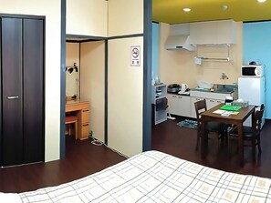 ・[Room 402/Bedroom] Spacious! You can go to the kitchen from the bed right away.