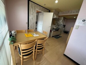 ・[Room 303/Dining Kitchen] A dining table for 4 people is installed. Enjoy your meal slowly