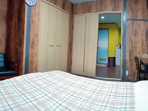 ・[Room 301/Bedroom] Plenty of storage space! Enjoy blissful moments with a comfortable bed and personal chair