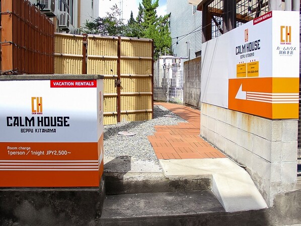 ・[Exterior] Calm House Beppu Kitahama entrance is about an 8-minute walk from Beppu Station!