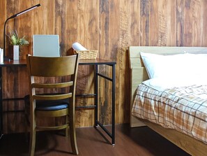・[Room 301/Bedroom] Comes with a desk and vanity mirror