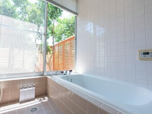 Caption ・[Bathroom] Comes with a bathtub where you can soak slowly. It also has a reheating function which is convenient.