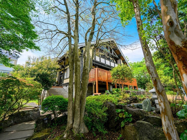・[Exterior] There is a log house at the end of the lush greenery. Would you like to relax away from the hustle and bustle?