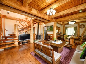 ・[Living] This is an authentic cedar log house with a pleasant scent of trees.