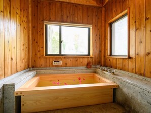 ・[Hot Spring] Would you like to soothe your fatigue in a natural hot spring? A soft wooden bath