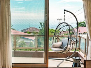 ・[Balcony] Enjoy a panoramic view of the ocean while swaying in a hanging chair. You will be healed by the peaceful scenery