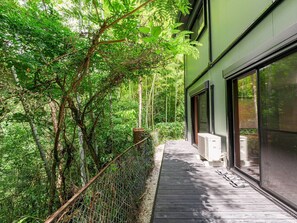 ・[Terrace] This facility is located very close to Deai Falls, one of the Kawazu Seven Falls. If you listen closely, you can hear the sound of the waterfall.