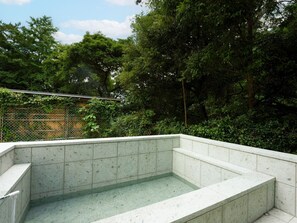 ・[Open-air bath] It uses natural hot spring water, so you can bathe in nature surrounded by mountains.