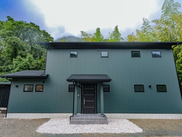 ・[Exterior] A rental villa with a natural hot spring surrounded by rich greenery, right near Kawazu Nanataki Falls