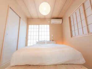 ・[Bedroom] Please sleep in a Japanese-style room with a warm atmosphere where you can feel the warmth of wood.