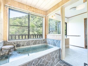 ・[Hot spring] A bathroom where you can see beautiful mountains from the window. Please spend an elegant time