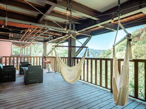 ・[Balcony] How about taking a nap or reading while relaxing in a hammock and feeling the pleasant breeze?