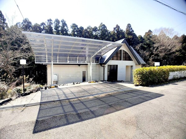 ・[Exterior] Parking space for 1 car is available.