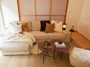 ・[Living room] Enjoy a relaxing time with your family and pets in a warm space filled with light.